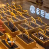 Trang sức vàng được bày bán tại cửa hàng ở tỉnh Chiết Giang, Trung Quốc. (Ảnh: THX/TTXVN)