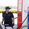 Bơm xăng cho phương tiện tại trạm xăng ở Texas, Mỹ. (Ảnh: THX/TTXVN)