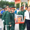 Đưa hài cốt các liệt sỹ về nơi an nghỉ cuối cùng. (Ảnh: TTXVN phát)