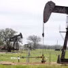 Tháp khoan dầu tại Luling, Texas, Mỹ. (Ảnh: THX/TTXVN)