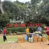 Người dân Thái Lan mang thực phẩm, nước uống đến ủng hộ binh sỹ Thái Lan tại khu vực Đền Ta Muen Thom. (Ảnh: Phạm Hải/TTXVN)