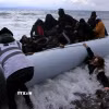 Người di cư chờ được giải cứu ngoài khơi đảo Lesbos, Hy Lạp. (Ảnh: THX/TTXVN)