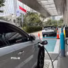 Một chiếc xe điện đang sạc tại Trạm sạc xe điện công cộng ở Nam Jakarta. (Ảnh: Đỗ Quyên/TTXVN)