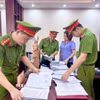 Khám xét nơi làm việc của đối tượng Hoàng Văn Lộc, SN 1971, trú tại tổ dân phố 3, phường Hòa Bình - Bí thư Đảng ủy, Chủ tịch Hội đồng Nhân dân xã Hợp Kim (Nguyên Phó Giám đốc Sở tài chính tỉnh Hòa Bình). (Ảnh: TTXVN phát)
