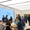 Khách hàng tìm hiểu các sản phẩm mới của Apple tại một cửa hàng ở Reston, khu đô thị thuộc hạt Fairfax, bang Virginia, Mỹ. (Ảnh: Ngọc Quang/TTXVN)