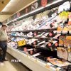 Người tiêu dùng mua sắm tại siêu thị ở Millbrae, bang California, Mỹ. (Ảnh: THX/TTXVN)