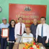 Đồng chí Nguyễn Thanh Nghị trao Huy hiệu 80 tuổi Đảng cho đảng viên Phan Ngọc Bích, Chi bộ Tổ dân phố 6, Đảng bộ phường Quy Nhơn. (Ảnh: Sỹ Thắng/TTXVN)