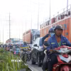 Người tham gia giao thông gặp khó khăn do ùn tắc cục bộ. (Ảnh: Tiến Lực/TTXVN)