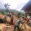 Chính quyền địa phương và các lực lượng chức năng hỗ trợ người dân Dương Quỳ (Lào Cai) khắc phục hậu quả thiên tai. (Ảnh: TTXVN phát)