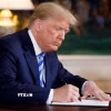 Tổng thống Mỹ Donald Trump ký sắc lệnh tại Nhà Trắng. (Ảnh: THX/TTXVN phát)