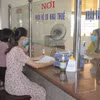 Người dân làm thủ tục nộp thuế. (Nguồn: TTXVN)