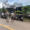 Cảnh sát phong tỏa hiện trường, điều tra làm rõ vụ án mạng nghiêm trọng. (Ảnh: Đậu Tất Thành/TTXVN)