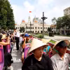 Khách quốc tế tham quan trung tâm Thành phố Hồ Chí Minh bằng xe bus hai tầng. (Ảnh: Hồng Đạt/TTXVN)