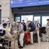 Lao động Việt Nam làm thủ tục nhập cảnh tại sân bay Incheon, Hàn Quốc. (Ảnh: Mạnh Hùng/TTXVN)