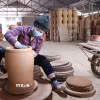 Công đoạn chuốt tạo hình sản phẩm gốm. (Ảnh minh họa: Thanh Thương/TTXVN)