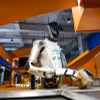 Robot hình người phân loại bưu kiện tại một trung tâm chuyển phát ở thành phố Thâm Quyến, tỉnh Quảng Đông, Trung Quốc. (Ảnh: THX/TTXVN phát)