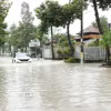 Ngập sau mưa lớn trên đường Hồ Văn Cống, phường Tương Bình Hiệp, thành phố Thủ Dầu Một, tỉnh Bình Dương. (Ảnh: Dương Chí Tưởng/TTXVN)