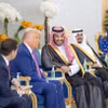 Thái tử Saudi Arabia Mohammed bin Salman Al Saud (thứ 3, phải) và Tổng thống Mỹ Donald Trump (thứ 2, trái) tại cuộc gặp ở Riyadh, ngày 13/5/2025. (Ảnh: AA/TTXVN)