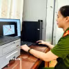 Cán bộ Công an chống thông tin xấu độc liên quan đến bầu cử. (Ảnh: TTXVN phát)