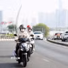 Người dân di chuyển trên cầu Khánh Hội, từ quận 1 qua quận 4, sáng 27/4/2024. (Ảnh: Hồng Đạt/TTXVN)