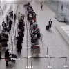 Hành khách tại sân bay Heathrow ở London, Anh. (Ảnh: THX/TTXVN phát)