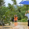 Lực lượng chức năng tích cực cứu hộ 270 em học sinh bị mắc kẹt trong trường Phổ thông Dân tộc Nội trú Na Rì. (Ảnh: TTXVN phát)