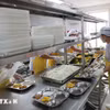 Chuẩn bị bữa ăn bán trú cho học sinh. (Ảnh: Thanh Tùng/TTXVN)