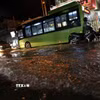 Đường Phạm Hữu Lầu, phường Tân Mỹ, ngập hàng cây số do triều cường tối 11/10, đây là điểm ngập nặng bậc nhất do triều cường ở Thành phố Hồ Chí Minh. (Ảnh: Hồng Đạt/TTXVN)