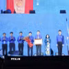 Đồng chí Bùi Thị Minh Hoài, Ủy viên Bộ Chính trị, Bí thư Trung ương Đảng, Chủ tịch Ủy ban Trung ương Mặt trận Tổ quốc Việt Nam trao Huân chương Lao động hạng Nhất cho Trung ương Hội Liên hiệp thanh niên Việt Nam. (Ảnh: Minh Đức/TTXVN)