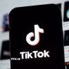 Biểu tượng TikTok trên màn hình điện thoại. (Ảnh: THX/TTXVN)