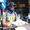 Người dân ra đường ngày nắng nóng thường bịt kín để đảm bảo sức khỏe. (Ảnh: Thu Phương/TTXVN phát)