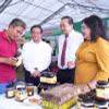 Chủ thể OCOP giới thiệu, trao đổi về sản phẩm nông nghiệp đặc trưng được trưng bày tại Lễ hội. (Ảnh: Minh Phú/TTXVN)