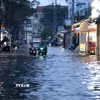 Mưa lớn kết hợp với triều cường gây ngập trên tuyến đường Nguyễn Thái Học ở phường Long Châu, tỉnh Vĩnh Long. (Ảnh: Lê Thúy Hằng/TTXVN)