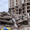 Tòa nhà bị đổ sập do động đất tại bang La Guaira, Venezuela. (Ảnh: THX/TTXVN phát)