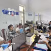 Cán bộ xã Đạo Trù giải quyết thủ tục hành chính cho người dân. (Ảnh: Nguyễn Thảo/TTXVN)