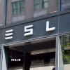 Biểu tượng Tesla tại cửa hàng ở Washington, DC, Mỹ. (Ảnh: AFP/TTXVN)