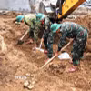 Đội 584, Bộ Chỉ huy Quân sự tỉnh Quảng Trị, tổ chức tìm kiếm và quy tập hài cốt liệt sỹ trong di tích Trường Bồ Đề. (Ảnh: TTXVN phát)