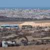 Xe quân sự Israel được triển khai tại biên giới với Gaza ngày 10/10/2025. (Ảnh: THX/TTXVN)