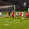 Ngọc Mỹ bật cao đánh đầu làm tung lưới Kuwait gỡ hoà 1-1 cho U23 Việt Nam. (Ảnh: Nguyễn Tuyến/TTXVN)
