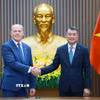 Thủ tướng Lê Minh Hưng tiếp ông Jim Nickel, Đại sứ Canada tại Việt Nam. (Ảnh: Dương Giang/TTXVN)