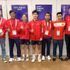 Cặp vận động viên môn Teqball Trịnh Gia Nghi và Nguyễn Hoàng Minh Tân (thứ 3, thứ 4 từ trái sang) cùng thành viên Ban huấn luyện sau khi giành huy chương Đồng tại ASIAD 20. (Ảnh: TTXVN phát)