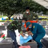 Tổ công tác khai quật, lấy mẫu hài cốt liệt sỹ tại Nghĩa trang Liệt sỹ Đức Cơ (xã Đức Cơ, tỉnh Gia Lai). (Ảnh: Hoài Nam/TTXVN)