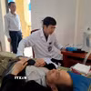Các y, bác sỹ khám bệnh cho người dân xã biên giới Thắng Mố (Tuyên Quang). (Ảnh: Đức Thọ/TTXVN)