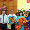 Lãnh đạo tỉnh Tây Ninh tặng hoa chúc mừng bà Nguyễn Đài Thy và ông Trương Thanh Liêm. (Nguồn: Cổng thông tin điện tử tỉnh Tây Ninh)