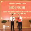 Đồng chí Nguyễn Thành Tâm, Ủy viên Trung ương Đảng, Phó Trưởng Ban Tổ chức Trung ương trao Quyết định của Ban Bí thư chỉ định đồng chí Nguyễn Thanh Nhàn giữ chức Phó Bí thư Tỉnh uỷ Đồng Tháp. (Ảnh: Hồng Nhung/TTXVN)