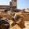 Máy xúc được sử dụng để tìm kiếm thi thể con tin Israel ở thành phố Khan Younis, Dải Gaza. (Ảnh: THX/TTXVN)