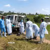 Nhân viên y tế chuyển thi thể bệnh nhân Ebola tại Bunia, tỉnh Ituri, CHDC Congo. (Ảnh: THX/TTXVN)