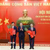 Tổng Bí thư, Chủ tịch nước Tô Lâm trao Quyết định của Bộ Chính trị và tặng hoa chúc mừng Trưởng ban Tổ chức Trung ương Nguyễn Duy Ngọc và Chánh Văn phòng Trung ương Đảng Nguyễn Hải Ninh. (Ảnh: Thống Nhất/TTXVN)