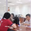 Cán bộ Thuế tư vấn, hỗ trợ người nộp thuế. (Ảnh minh họa: Thu Hiền/TTXVN)