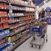 Người tiêu dùng chọn mua hàng hoá trong cửa hàng của Walmart ở Vancouver, Canada ngày 20/4/2026. (Ảnh: THX/TTXVN)